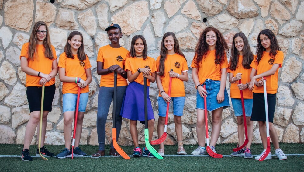 מדריכות צעירות עם מקלות הוקי
